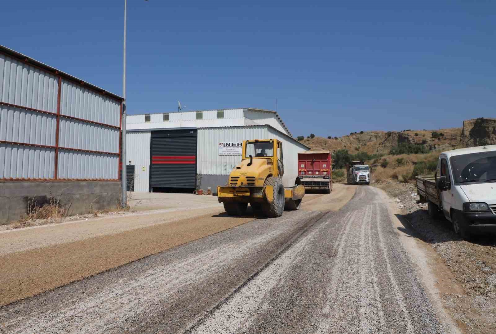 Turgutlu Belediyesinden yol sorunlarına çok yönlü çözüm
