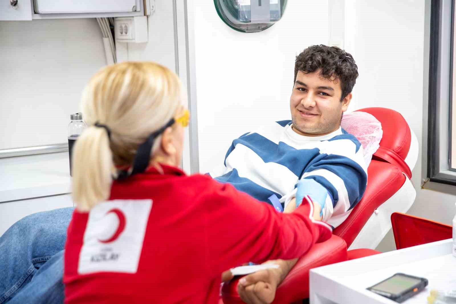 En yüksek kan bağışı oranı 20 yaşındaki gençlerde görüldü

