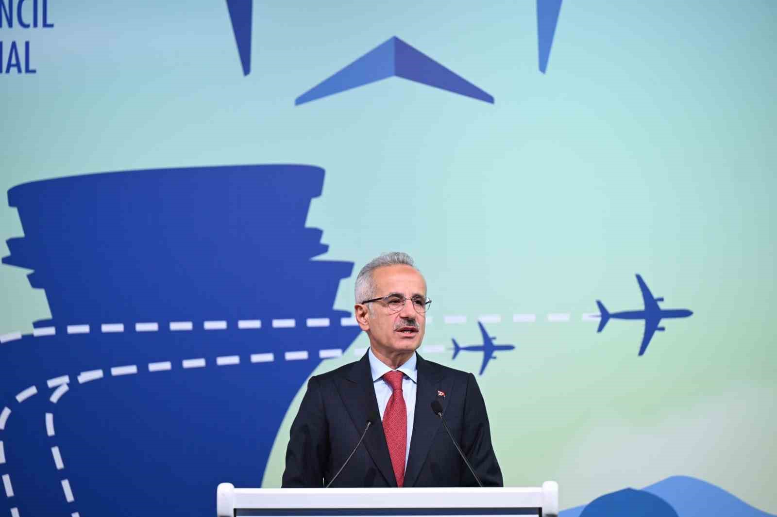 Bakan Uraloğlu: "Canlı uçuş takip sistemimiz sayesinde Türkiye hava sahasındaki iç hat, dış hat ve transit uçuşlar da harita üzerinden anlık olarak izlenebiliyor"
