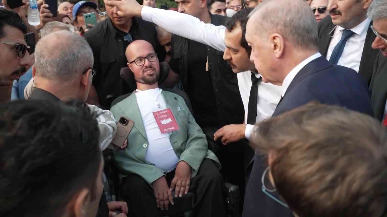 Cumhurbaşkanı Erdoğan’dan engelli gence duygulandıran jest: Otobüsü durdurup yanına gitti
