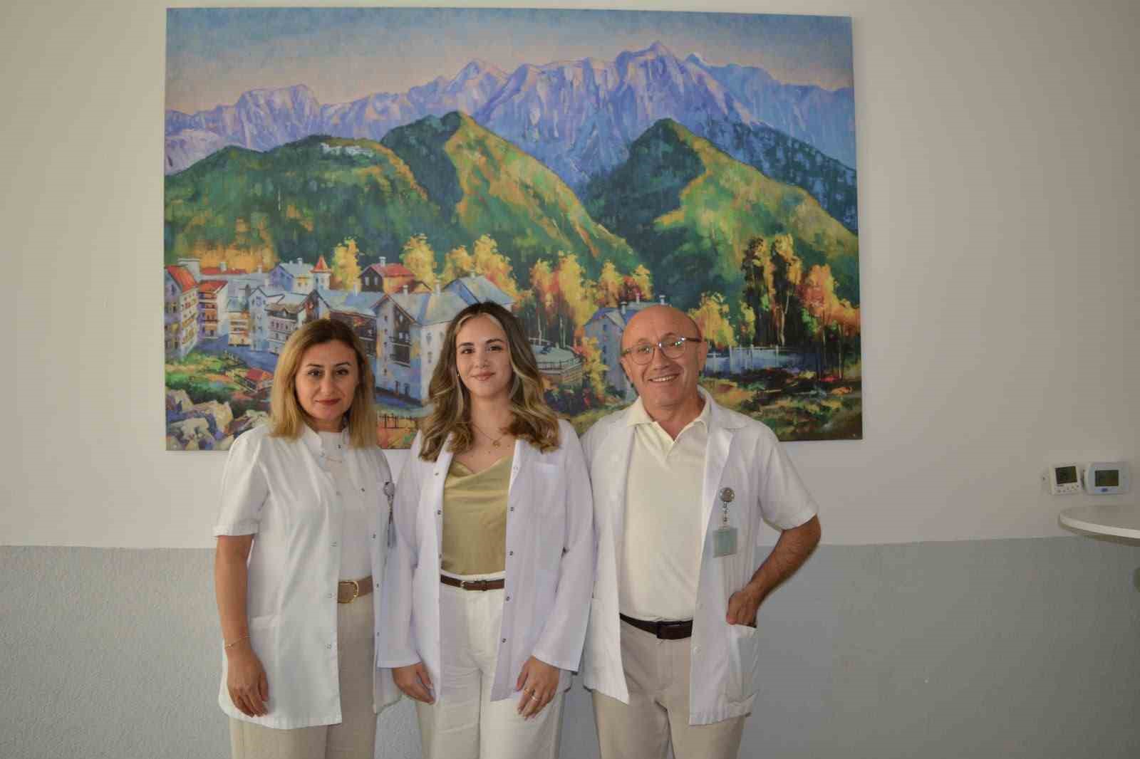 Anne ve babasının görev yaptığı hastanede doktor oldu
