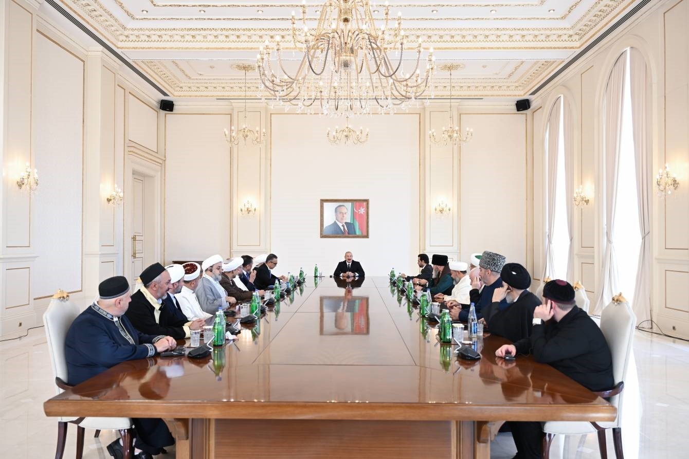 Aliyev: "İslam dünyasına karşı ilan edilmemiş bir savaş var ve İslamofobi bunun küçük bir parçası"
