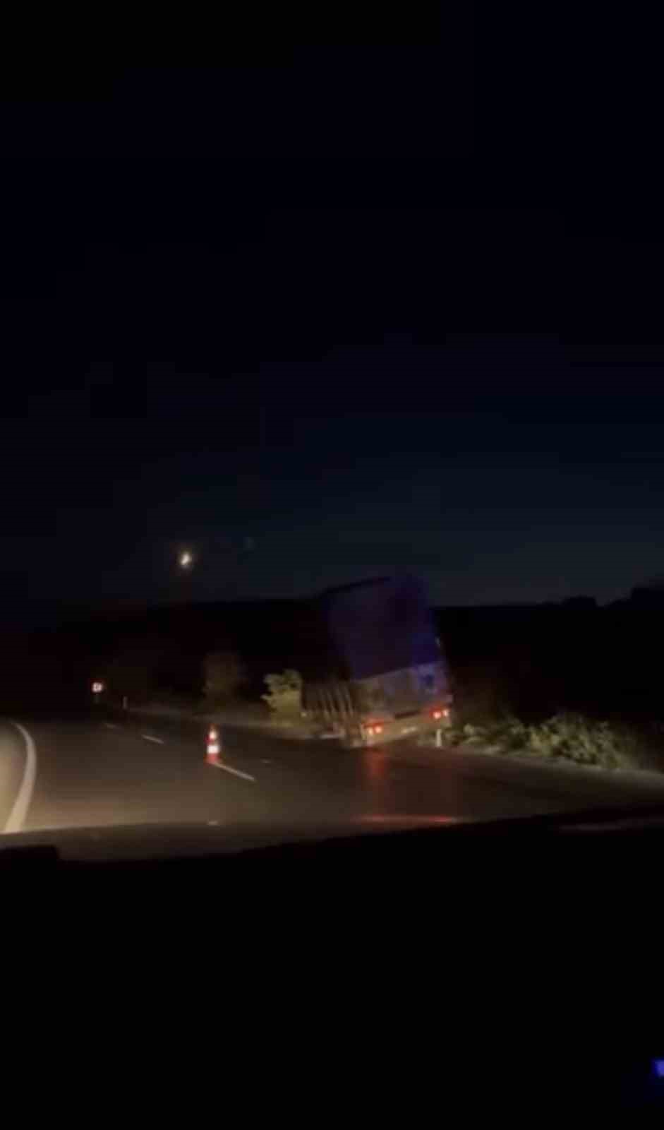 Karacabey’de kamyonet ağaçlara çarptı
