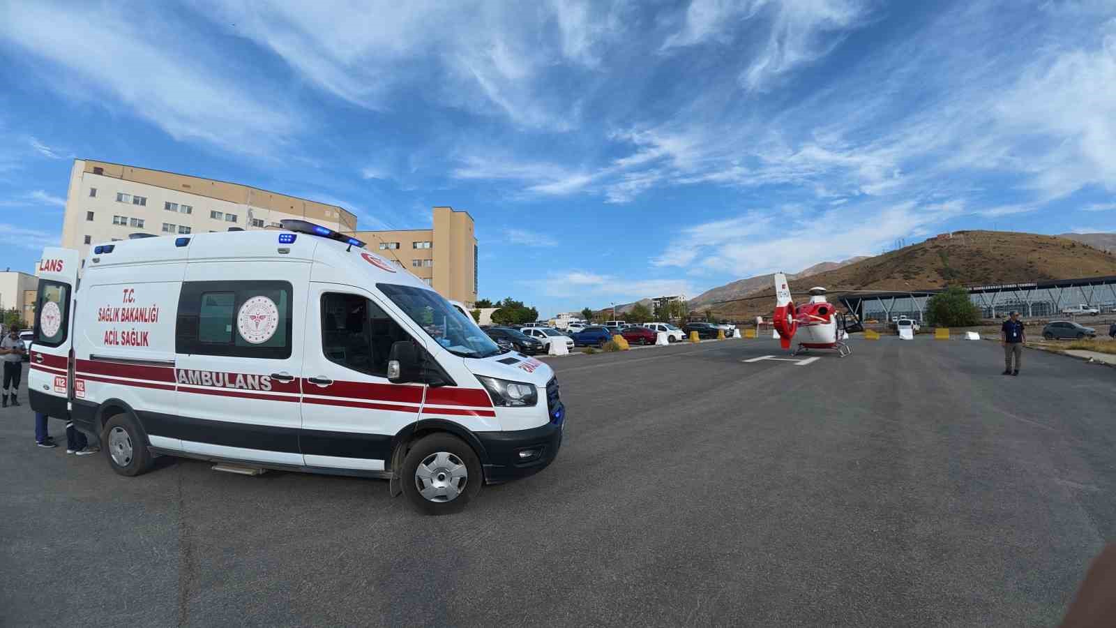 Bir günlük bebek, helikopter ambulansla Van’a sevk edildi
