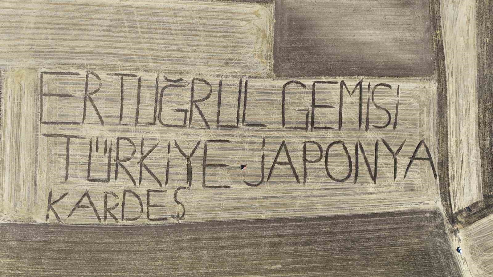 Ertuğrul Fırkateyni’nin 136. yılında tarlaya traktörle dostluk mesajı yazdı

