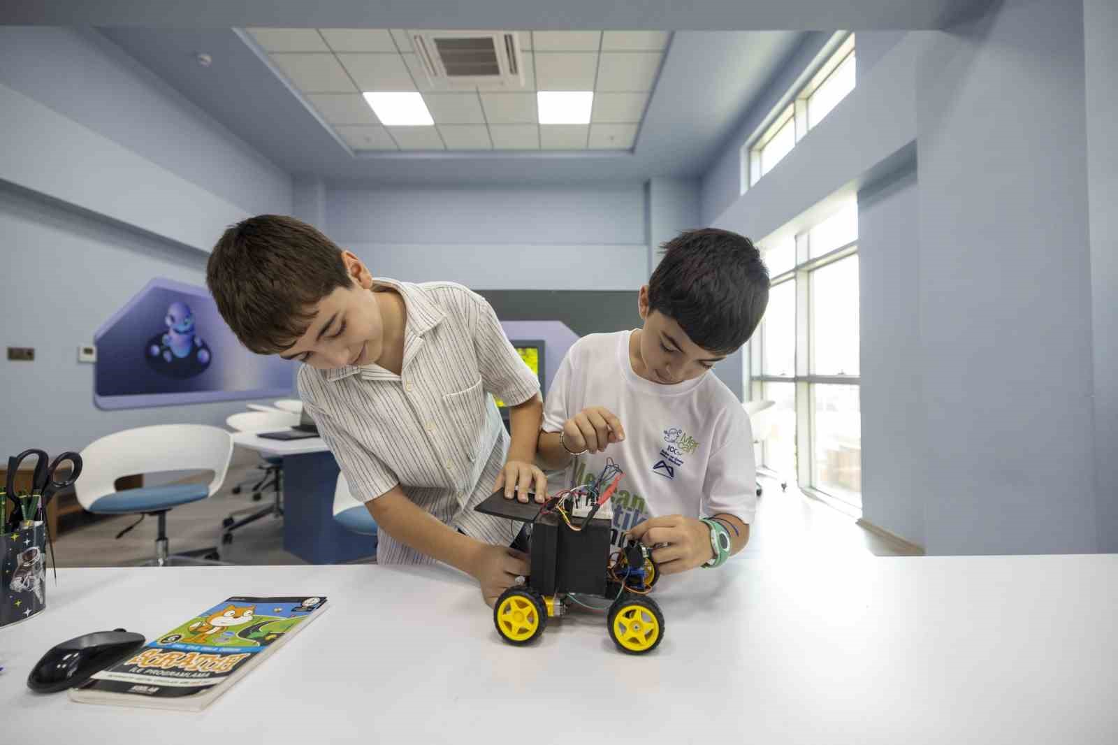 Mersinli öğrenciler robotik kodlama yarışmalarında derece elde etti
